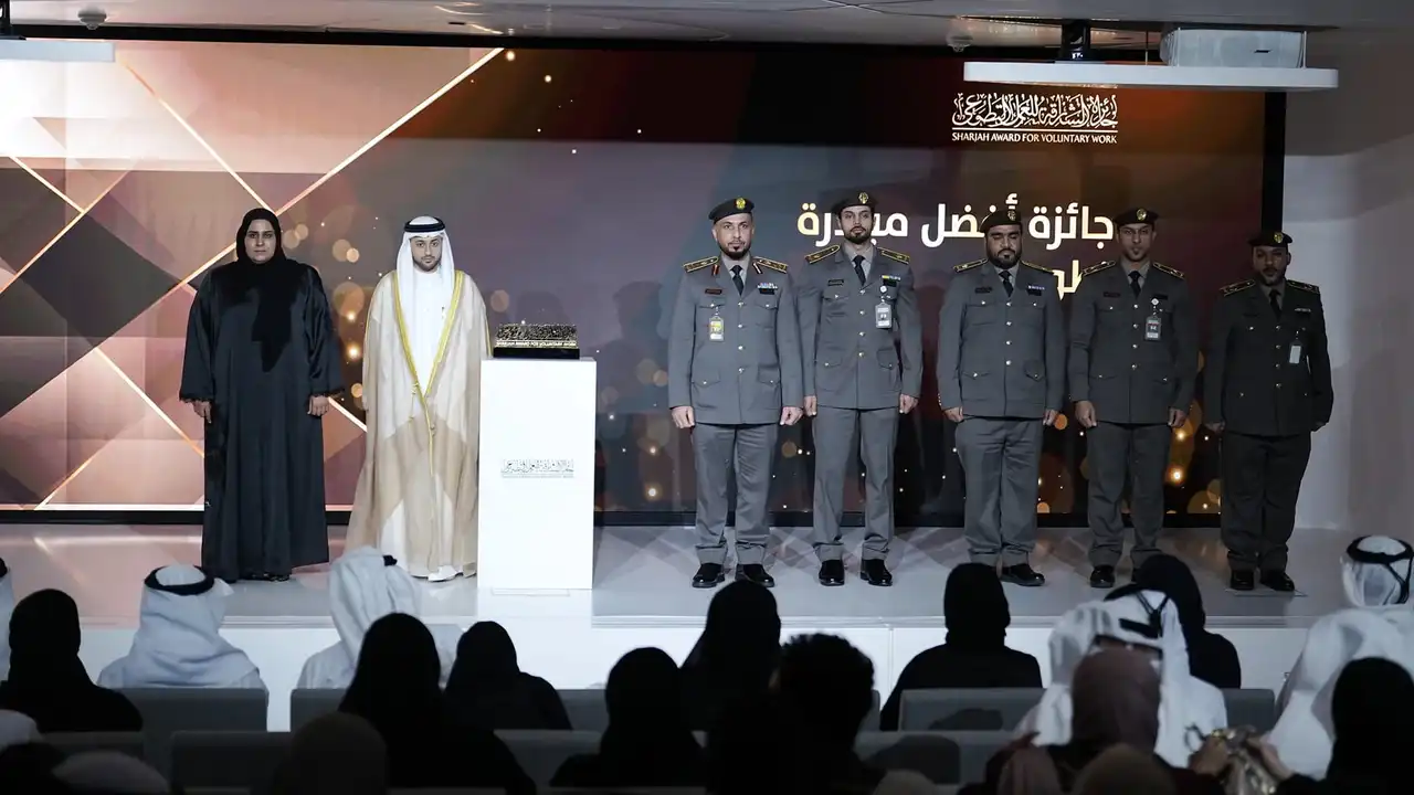 الهوية وشؤون الأجانب بالشارقة تفوز بجائزة أفضل فريق تطوعي